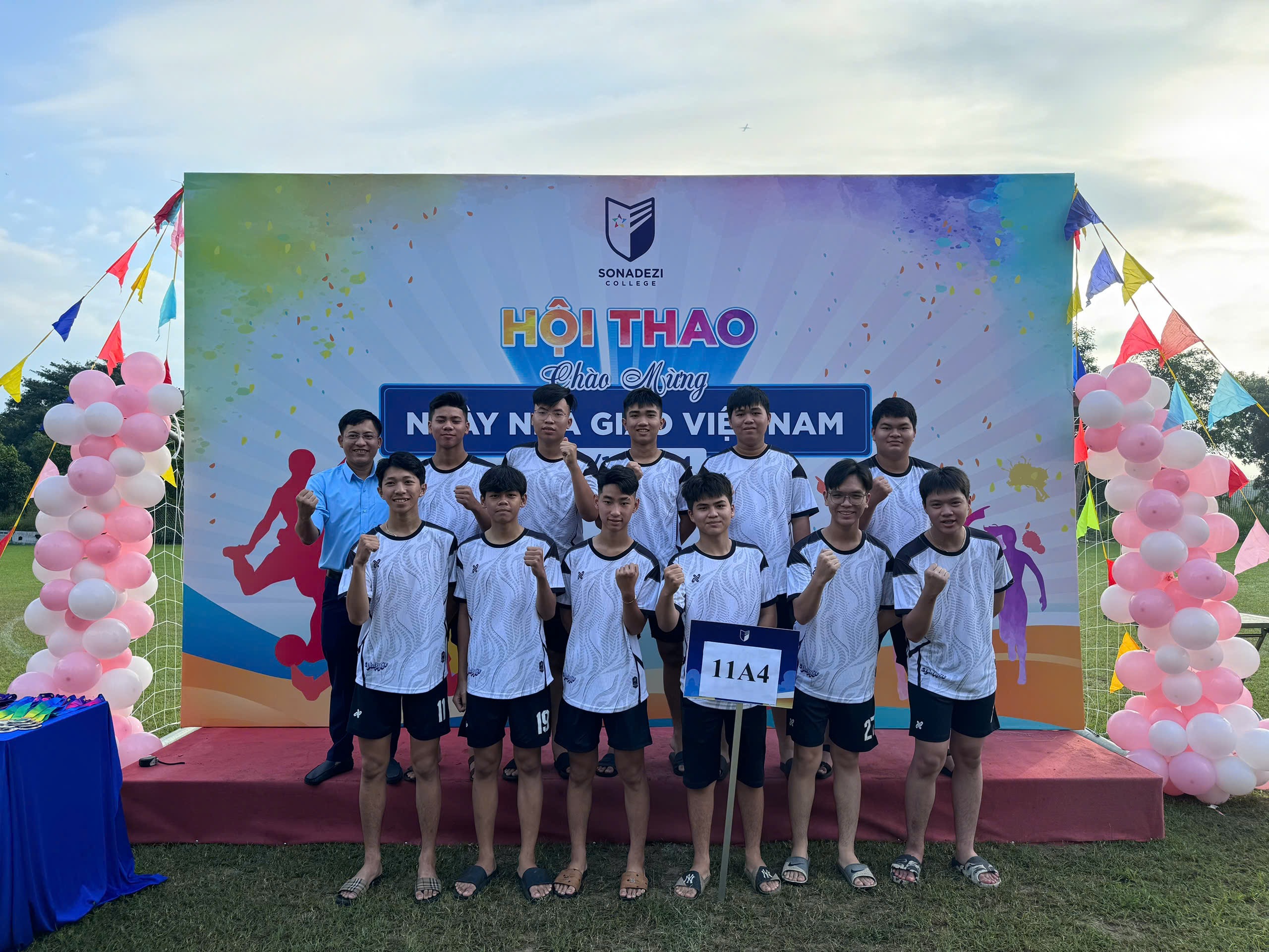 Sân bóng cỏ nhân tạo